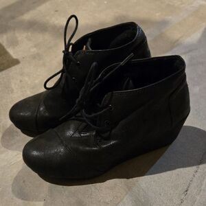 TOMS Women's Black Suede Desert Boots Wedge Ankle Booties (Size 8.5) GUC